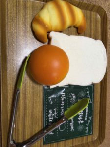 パンとトングとトレー