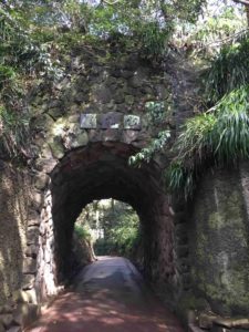 鎌倉文学館の庭にあるトンネル