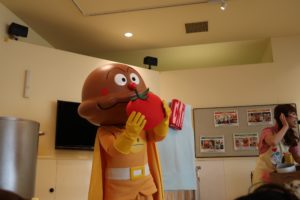 カレーパンマンイベント(アンパンマンミュージアム)でトマトを取り出すカレーパンマン