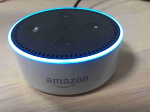 Amazon echo dot（アマゾンエコードット）Alexa（アレクサ）を机上に置いて起動した写真
