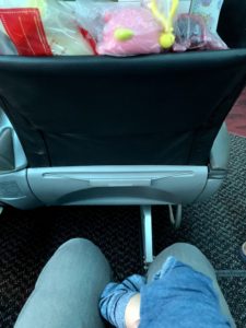 JAL（日本航空）の少し広めの座席、クラスJで0歳の息子を抱っこした時の前の席との間